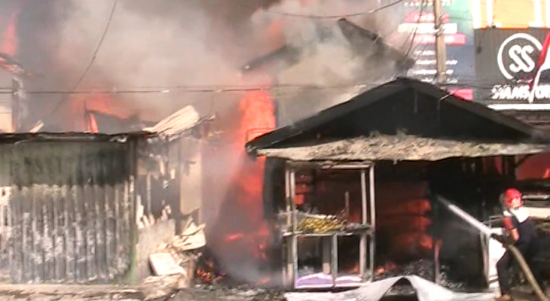 SEPULUH RUMAH HANGUS TERBAKAR.mp4_000013572