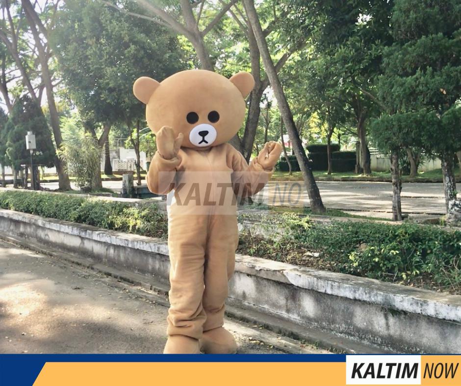 Jumiati saat mengenakan kostum badut beruang (kaltimnow.id).