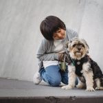 Ilustrasi : Seorang anak kecil sedang mengajak anjingnya jalan-jalan