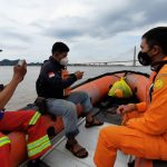 Tim Basarnas dan personil gabungan melakukan pencaharian korban. Sumber : istimewa