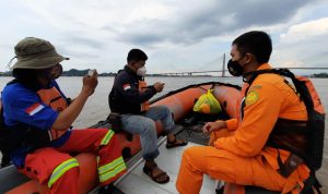 Tim Basarnas dan personil gabungan melakukan pencaharian korban. Sumber : istimewa Tim Basarnas dan personil gabungan melakukan pencaharian korban. Sumber : istimewa