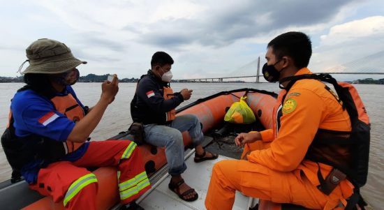 Tim Basarnas dan personil gabungan melakukan pencaharian korban. Sumber : istimewa