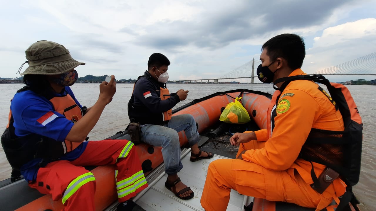 Tim Basarnas dan personil gabungan melakukan pencaharian korban. Sumber : istimewa