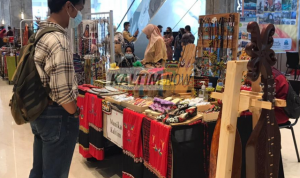 Salah satu pengunjung yang sedang melihat kerajinan khas Kalimantan Timur. Salah satu pengunjung yang sedang melihat kerajinan khas Kalimantan Timur.