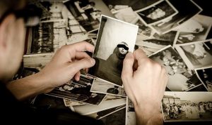 Gambar ilustrasi : Seseorang sedang melihat foto kenangan. Sumber : Int. Gambar ilustrasi : Seseorang sedang melihat foto kenangan. Sumber : Int.