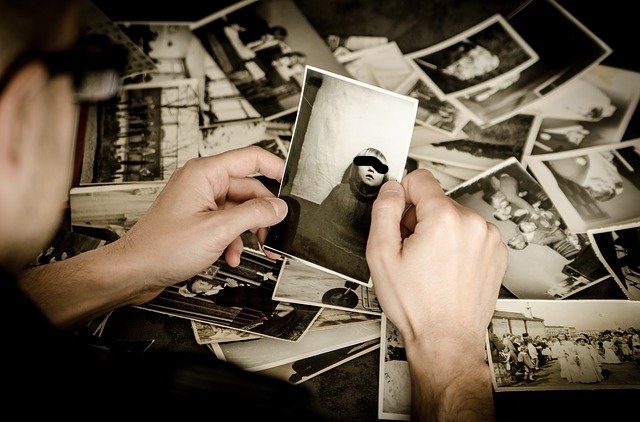 Gambar ilustrasi : Seseorang sedang melihat foto kenangan. Sumber : Int.