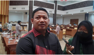 Desain tanpa judul (3) Ketua Komisi II DPRD Samarinda, Fuad Fakhruddin.