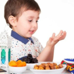 Foto ilustrasi seorang anak membaca doa.