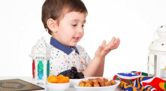 Foto ilustrasi seorang anak membaca doa. Foto ilustrasi seorang anak membaca doa.