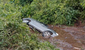 Foto mobil Kepala Kakanwil Kemenag Kaltim Masuk ke Dalam Parit. Foto mobil Kepala Kakanwil Kemenag Kaltim Masuk ke Dalam Parit.