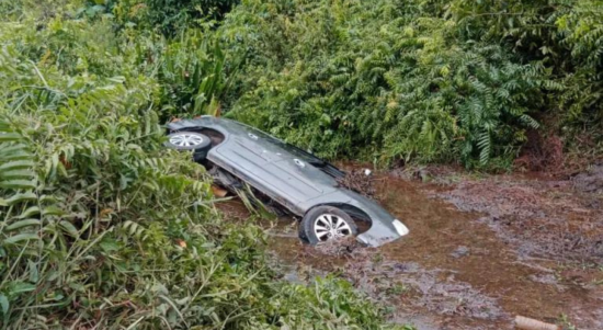 Foto mobil Kepala Kakanwil Kemenag Kaltim Masuk ke Dalam Parit. Foto mobil Kepala Kakanwil Kemenag Kaltim Masuk ke Dalam Parit.