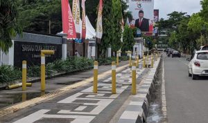 Trotoar di Jalan Kusuma Bangsa, Samarinda. Trotoar di Jalan Kusuma Bangsa, Samarinda.