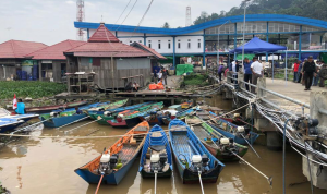 Foto : Sejumlah Kapal Berlabuh di Dermaga Samarinda. Sumber Foto : Pertamina. Foto : Sejumlah Kapal Berlabuh di Dermaga Samarinda. Sumber Foto : Pertamina.