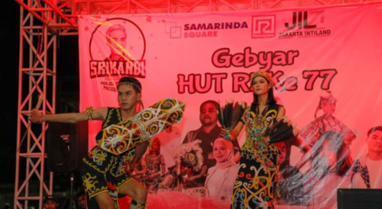 Foto : Tari Dayak di Milenial Light Night Party di Lapangan Parkir Mall Samarinda Square. Sumber Foto : Istimewa. Foto : Tari Dayak di Milenial Light Night Party di Lapangan Parkir Mall Samarinda Square. Sumber Foto : Istimewa.