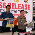 Foto : Wakapolres Kutim Kompol Damus Asa (tengah) didampingi Kasat Reskrim IPTU I Made Jata Wiranegara (baju biru) saat menggelar press rilis di Mapolres Kutim, Jumat (19/8/2022) pagi tadi. Sumber Foto : Polres Kutim. Foto : Wakapolres Kutim Kompol Damus Asa (tengah) didampingi Kasat Reskrim IPTU I Made Jata Wiranegara (baju biru) saat menggelar press rilis di Mapolres Kutim, Jumat (19/8/2022) pagi tadi. Sumber Foto : Polres Kutim.