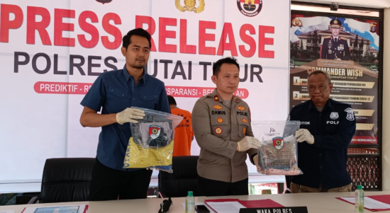 Foto : Wakapolres Kutim Kompol Damus Asa (tengah) didampingi Kasat Reskrim IPTU I Made Jata Wiranegara (baju biru) saat menggelar press rilis di Mapolres Kutim, Jumat (19/8/2022) pagi tadi. Sumber Foto : Polres Kutim. Foto : Wakapolres Kutim Kompol Damus Asa (tengah) didampingi Kasat Reskrim IPTU I Made Jata Wiranegara (baju biru) saat menggelar press rilis di Mapolres Kutim, Jumat (19/8/2022) pagi tadi. Sumber Foto : Polres Kutim.