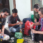 Foto : Kelompok Samarinda 51 KKN 48 Unmul, Melakukan Daur Ulang Limbah Sampah. Sumber Foto : Tim 51. Foto : Kelompok Samarinda 51 KKN 48 Unmul, Melakukan Daur Ulang Limbah Sampah. Sumber Foto : Tim 51.