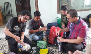 Foto : Kelompok Samarinda 51 KKN 48 Unmul, Melakukan Daur Ulang Limbah Sampah. Sumber Foto : Tim 51.