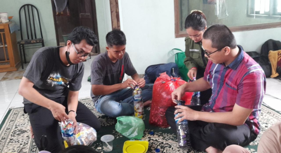 Foto : Kelompok Samarinda 51 KKN 48 Unmul, Melakukan Daur Ulang Limbah Sampah. Sumber Foto : Tim 51.