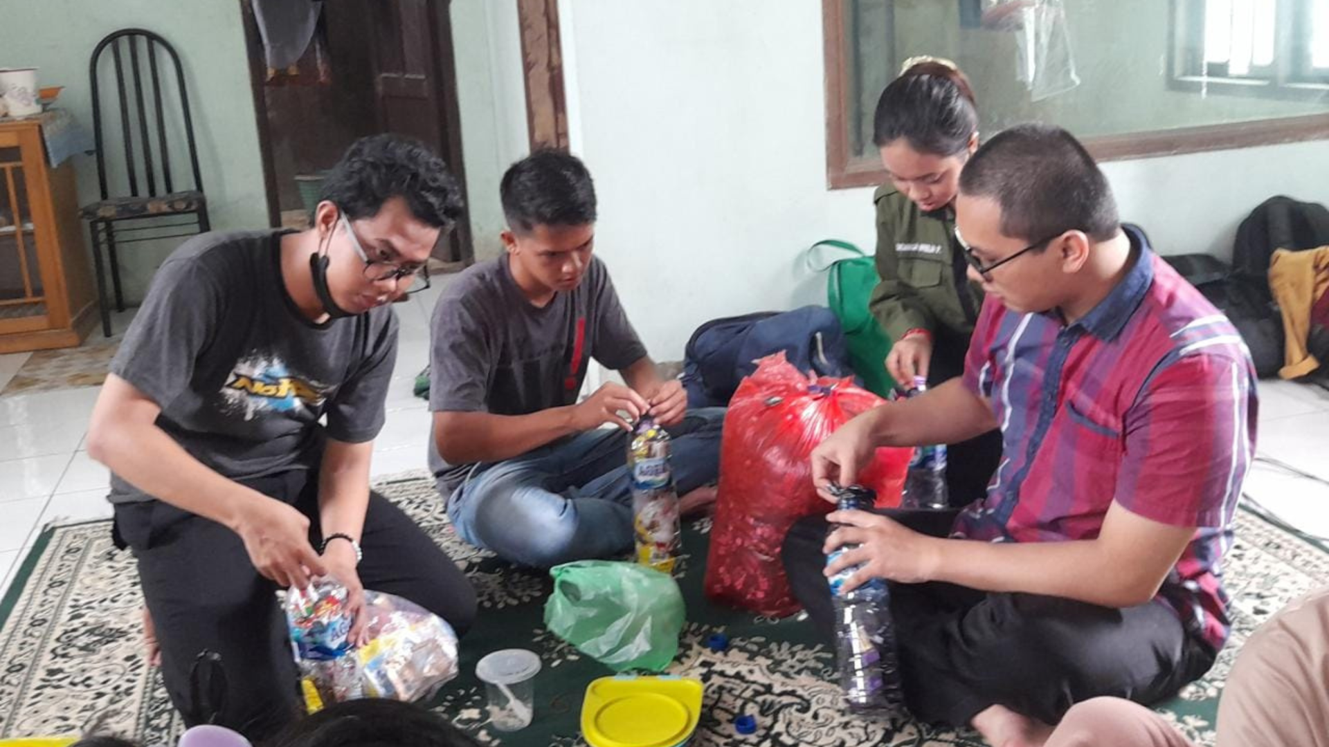 Foto : Kelompok Samarinda 51 KKN 48 Unmul, Melakukan Daur Ulang Limbah Sampah. Sumber Foto : Tim 51.
