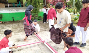 Foto : Sejumlah siswa dan guru bermain Rangku Alu. Foto : SMA 11 Samarinda.