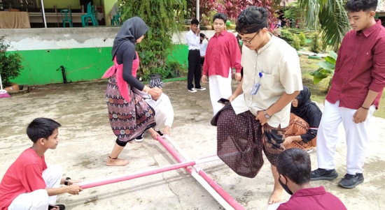 Foto : Sejumlah siswa dan guru bermain Rangku Alu. Foto : SMA 11 Samarinda. Foto : Sejumlah siswa dan guru bermain Rangku Alu. Foto : SMA 11 Samarinda.