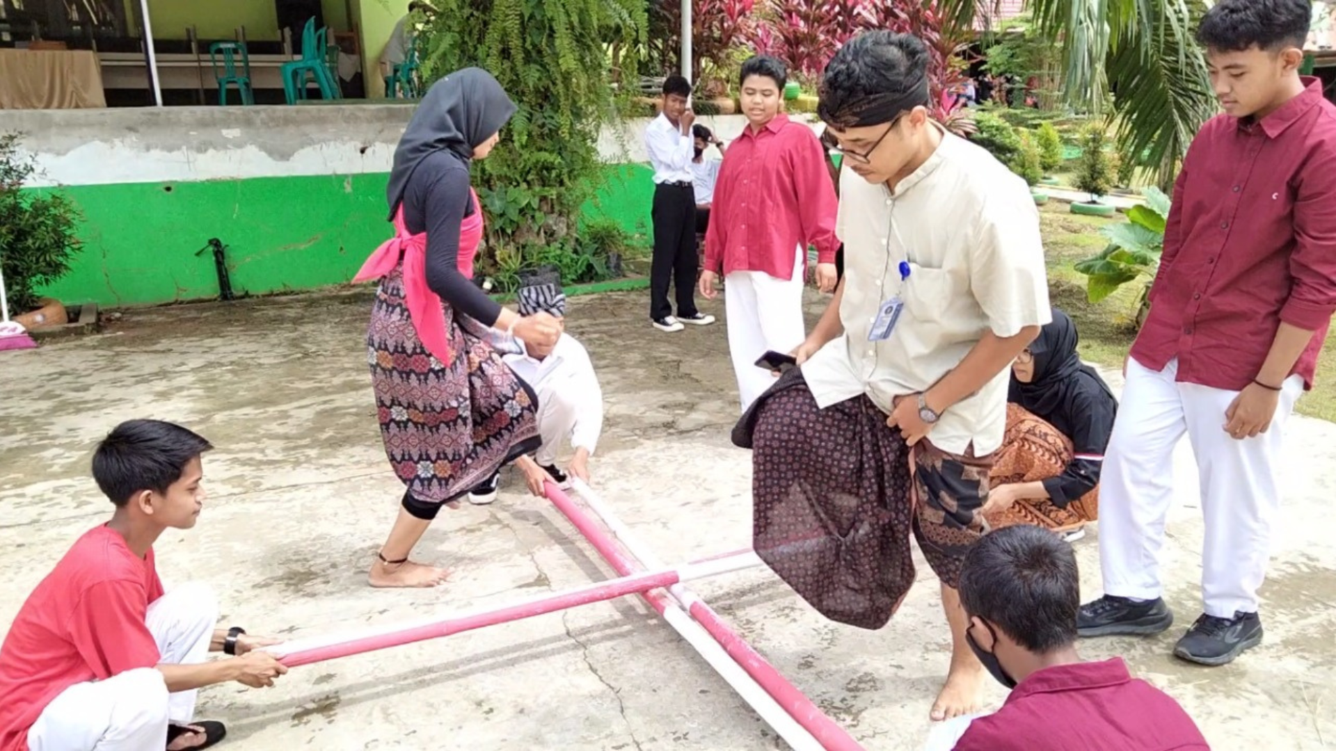 Foto : Sejumlah siswa dan guru bermain Rangku Alu. Foto : SMA 11 Samarinda.