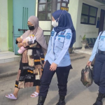 Foto : AV bersama sang bayi saat dikawal oleh petugas kembali ke rutan. Sumber Foto : Istimewa. Foto : AV bersama sang bayi saat dikawal oleh petugas kembali ke rutan. Sumber Foto : Istimewa.
