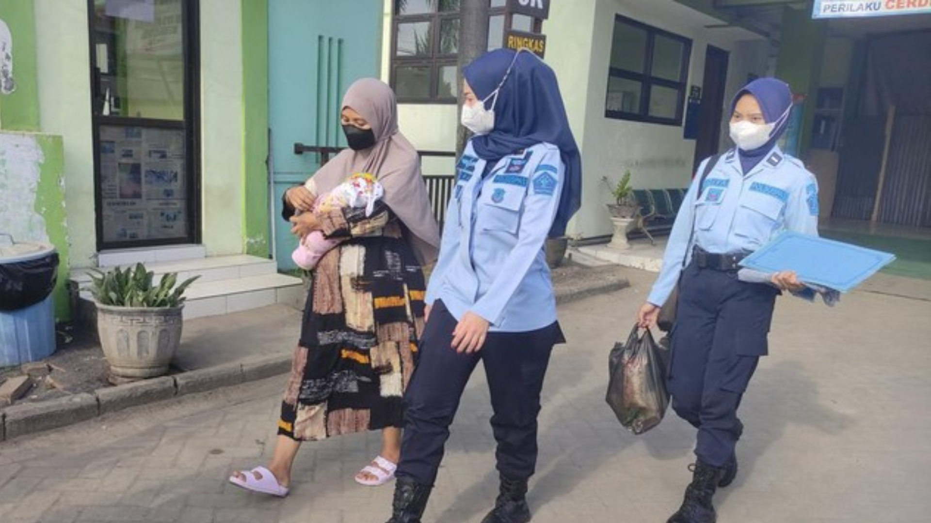 Foto : AV bersama sang bayi saat dikawal oleh petugas kembali ke rutan. Sumber Foto : Istimewa. Foto : AV bersama sang bayi saat dikawal oleh petugas kembali ke rutan. Sumber Foto : Istimewa.