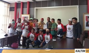 Petani yang tergabung dalam Serikat Petani Indonesia (SPI) menggelar unjuk rasa di DPRD Kaltim