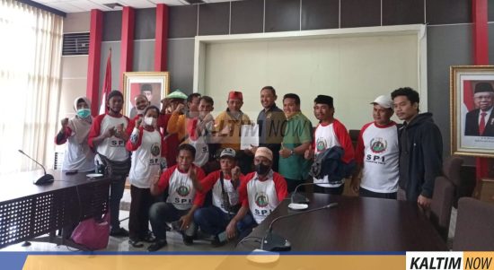 Petani yang tergabung dalam Serikat Petani Indonesia (SPI) menggelar unjuk rasa di DPRD Kaltim