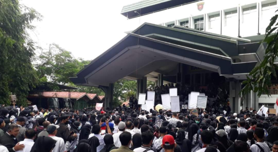 Foto : Ratusan Guru Lakukan Aksi di Balai Kota Samarinda. Sumber Foto : Istimewa.
