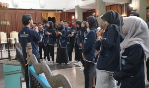 Foto : Pemandu Museum Mulawarman sedang menjelaskan koleksi kepada siswa/i. Sumber Foto : Kaltimnow.id Foto : Pemandu Museum Mulawarman sedang menjelaskan koleksi kepada siswa/i. Sumber Foto : Kaltimnow.id