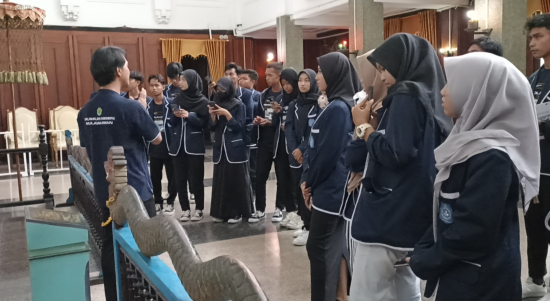 Foto : Pemandu Museum Mulawarman sedang menjelaskan koleksi kepada siswa/i. Sumber Foto : Kaltimnow.id Foto : Pemandu Museum Mulawarman sedang menjelaskan koleksi kepada siswa/i. Sumber Foto : Kaltimnow.id