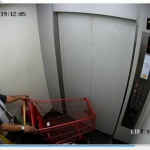 Foto : R saat berada di lif apartemen. Sumber : Istimewa.