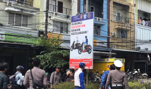 Foto : Iklan Imbauan Lalu Lintas di Jl Sirad Salman. Sumber Foto : Kaltimnow.id Foto : Iklan Imbauan Lalu Lintas di Jl Sirad Salman. Sumber Foto : Kaltimnow.id