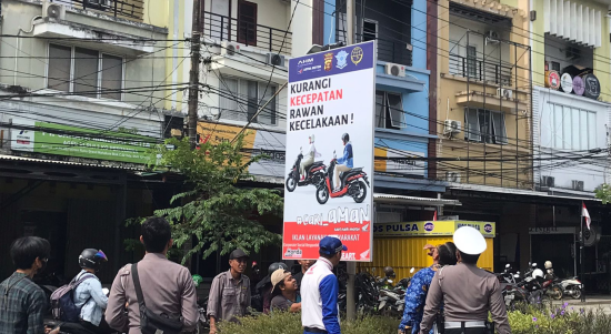 Foto : Iklan Imbauan Lalu Lintas di Jl Sirad Salman. Sumber Foto : Kaltimnow.id