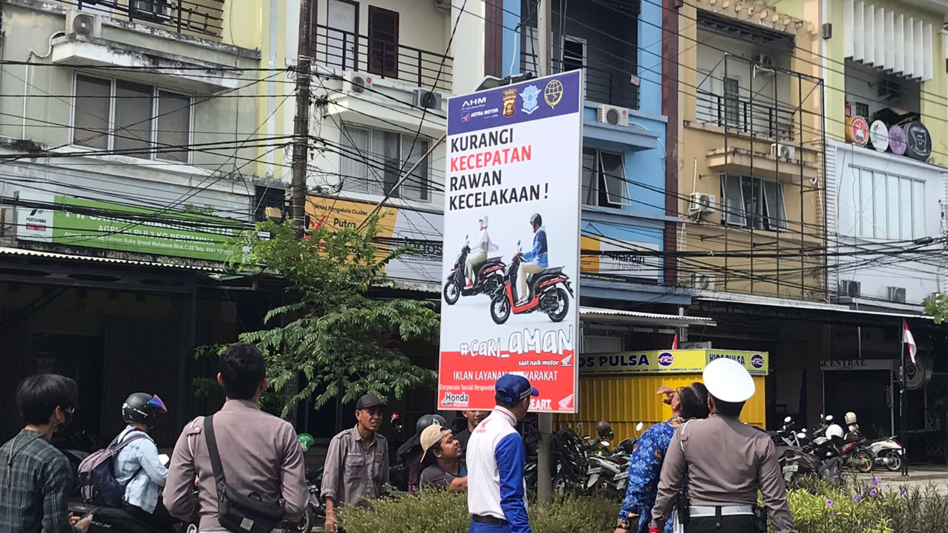 Foto : Iklan Imbauan Lalu Lintas di Jl Sirad Salman. Sumber Foto : Kaltimnow.id