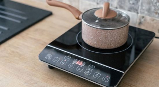 Ilustrasi kompor listrik. Sumber: Shutterstock/Brizmaker) Ilustrasi kompor listrik. Sumber: Shutterstock/Brizmaker