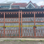 Foto : Rumah Satu Keluarga Ditemukan Meninggal di Kalideres, Jakarta Barat. Sumber Foto : CNN Indonesia.