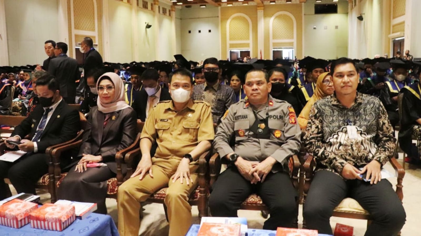 Wakil Ketua Komisi IV DPRD Provinsi Kalimantan Timur (Kaltim), Puji Setyowati menghadiri Wisuda ke-32 Politeknik Pertanian Negeri (Politani) Samarinda, Selasa (18/10/2022). Sumber: Humas DPRD Kaltim