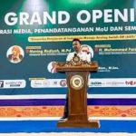 Ketua Komisi I DPRD Kaltim, Baharuddin Demmu, ketika membuka Seminar Nasional Program Leterasi Media di UMKT, Samarinda. Sumber: Istimewa