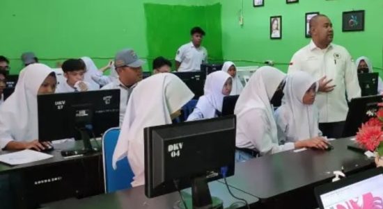 WhatsApp Image 2022-11-14 at 22.29.11 Ketua Komisi IV DPRD Provinsi Kalimantan Timur (Kaltim), Akhmed Reza Fachlevi melakukan kunjungan ke dua sekolah di Kutai Kartanegara (Kukar). Sumber: IST