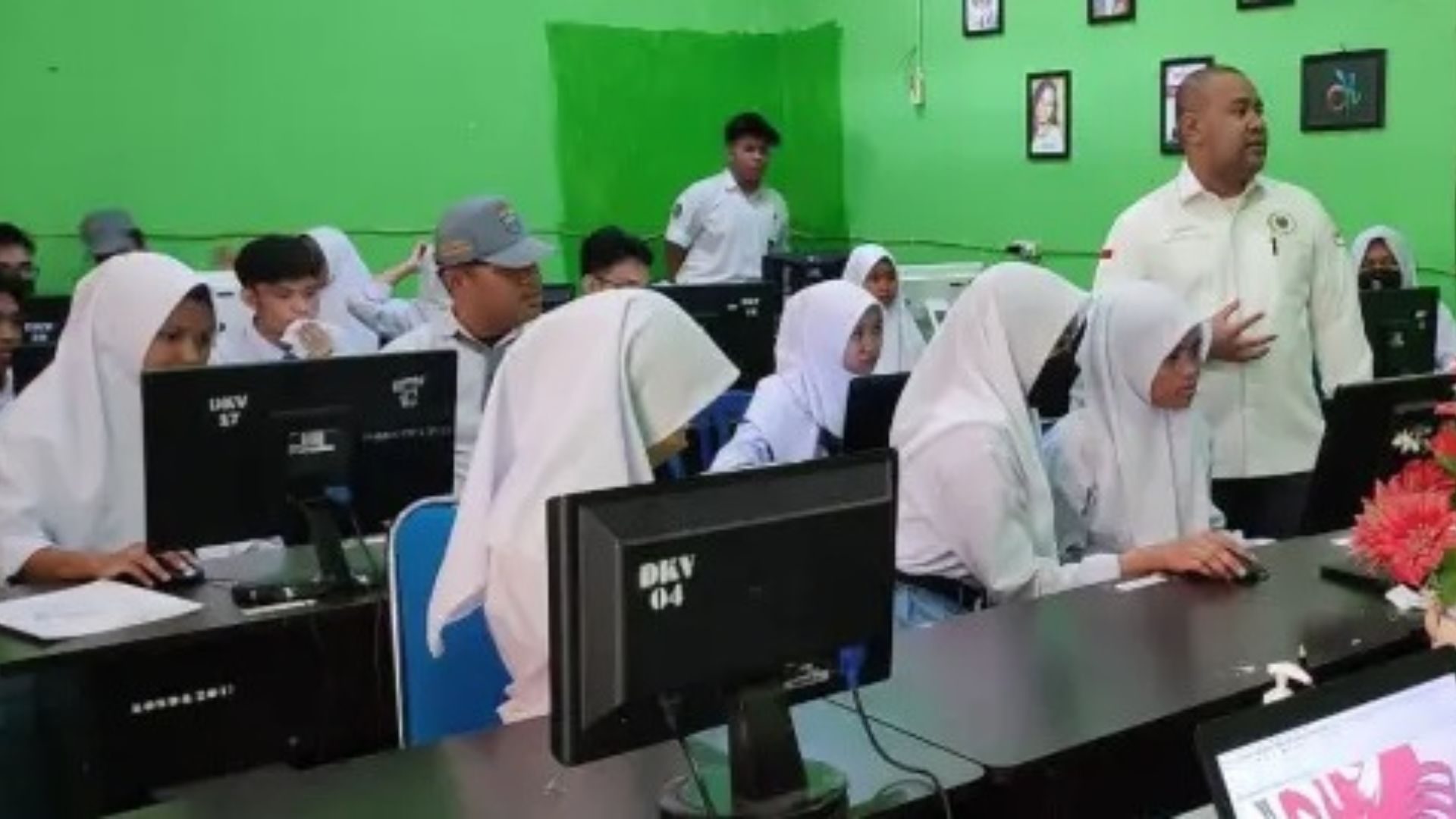 Ketua Komisi IV DPRD Provinsi Kalimantan Timur (Kaltim), Akhmed Reza Fachlevi melakukan kunjungan ke dua sekolah di Kutai Kartanegara (Kukar). Sumber: IST