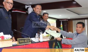 WhatsApp Image 2022-11-16 at 20.42.43 DPRD Provinsi Kalimantan Timur (Kaltim) menggelar rapat Paripurna ke-49 dengan agenda penyampaian laporan Badan Pembentukan Peraturan Daerah (Bapemperda), terhadap program pembentukan peraturan daerah (Propemperda) 2022 dan 2023. Sumber: Humas DPRD Kaltim