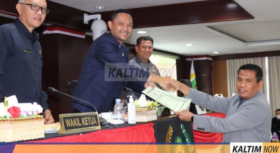WhatsApp Image 2022-11-16 at 20.42.43 DPRD Provinsi Kalimantan Timur (Kaltim) menggelar rapat Paripurna ke-49 dengan agenda penyampaian laporan Badan Pembentukan Peraturan Daerah (Bapemperda), terhadap program pembentukan peraturan daerah (Propemperda) 2022 dan 2023. Sumber: Humas DPRD Kaltim