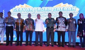 WhatsApp Image 2022-11-17 at 17.00.49 Gebyar Pajak Daerah 2022 yang digelar Badan Pendapatan Daerah (Bapenda) Provinsi Kalimantan Timur (Kaltim), turut dihadiri Wakil Ketua DPRD Kaltim, Muhammad Samsun bersama Ketua Komisi II Nidya Listiyono, di Grand Ballroom Hotel Platinum, Balikpapan, Kamis (10/11/2022). Sumber: Humas DPRD Kaltim