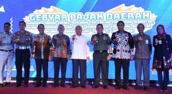 WhatsApp Image 2022-11-17 at 17.00.49 Gebyar Pajak Daerah 2022 yang digelar Badan Pendapatan Daerah (Bapenda) Provinsi Kalimantan Timur (Kaltim), turut dihadiri Wakil Ketua DPRD Kaltim, Muhammad Samsun bersama Ketua Komisi II Nidya Listiyono, di Grand Ballroom Hotel Platinum, Balikpapan, Kamis (10/11/2022). Sumber: Humas DPRD Kaltim