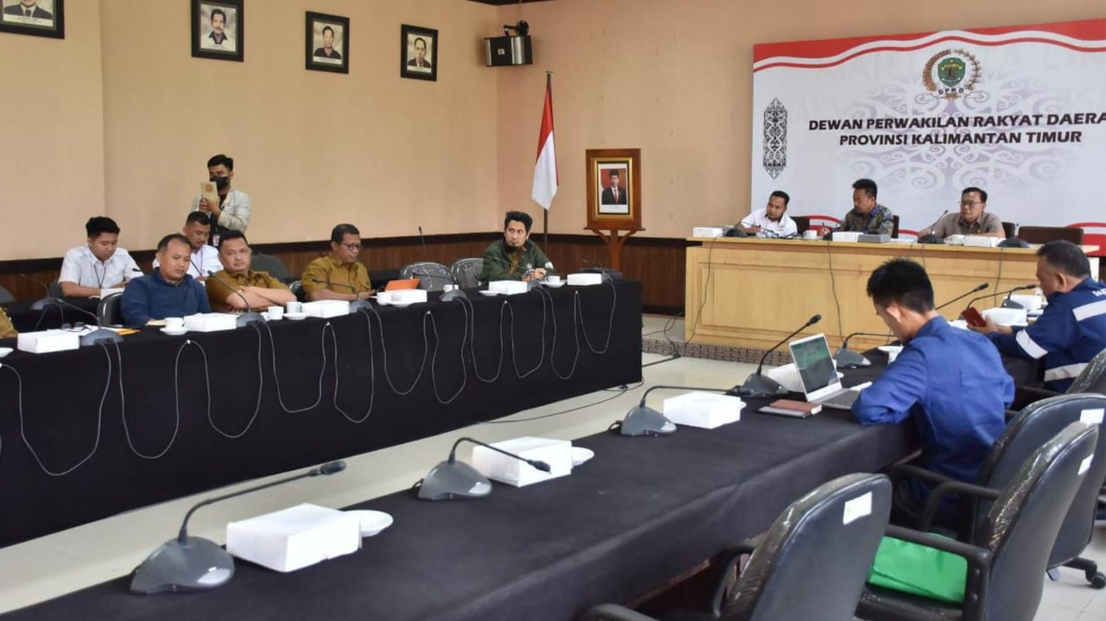 Komisi I DPRD Provinsi Kalimantan Timur (Kaltim) memfasilitasi pertemuan antara Koperasi Unit Desa (KUD) Tani Maju Desa Batuah dengan PT Karya Putra Borneo (KPB), terkait penyelesaian sengketa lahan kedua belah pihak, Selasa (8/11/2022). Sumber: IST