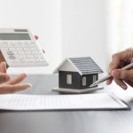 Ilustrasi orang sedang membayar PBB. (dok. Shutterstock)